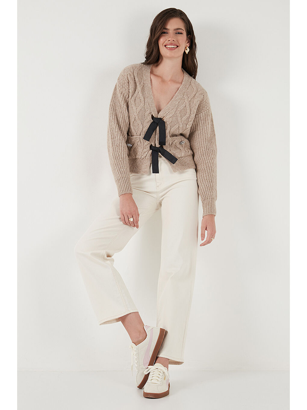 Bej Premium Regular Fit V Yaka Fiyonk Bağlama Detaylı Örgü Desenli Triko Hırka 680KZ1947-3