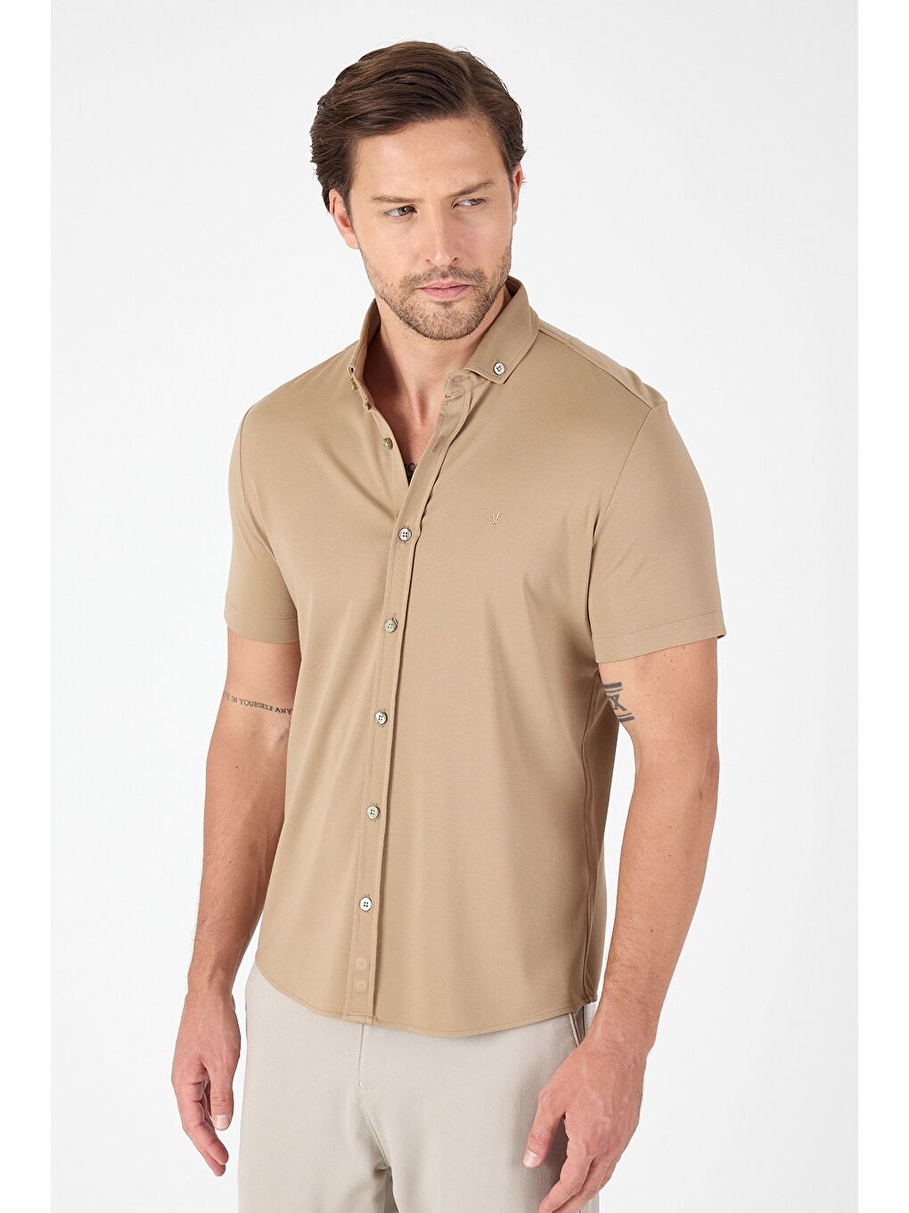 Koyu Bej Kısa Kol Düğmeli Yaka Cepsiz Performans Ürün Slim Fit Büyük Beden Gömlek 1004250256-2