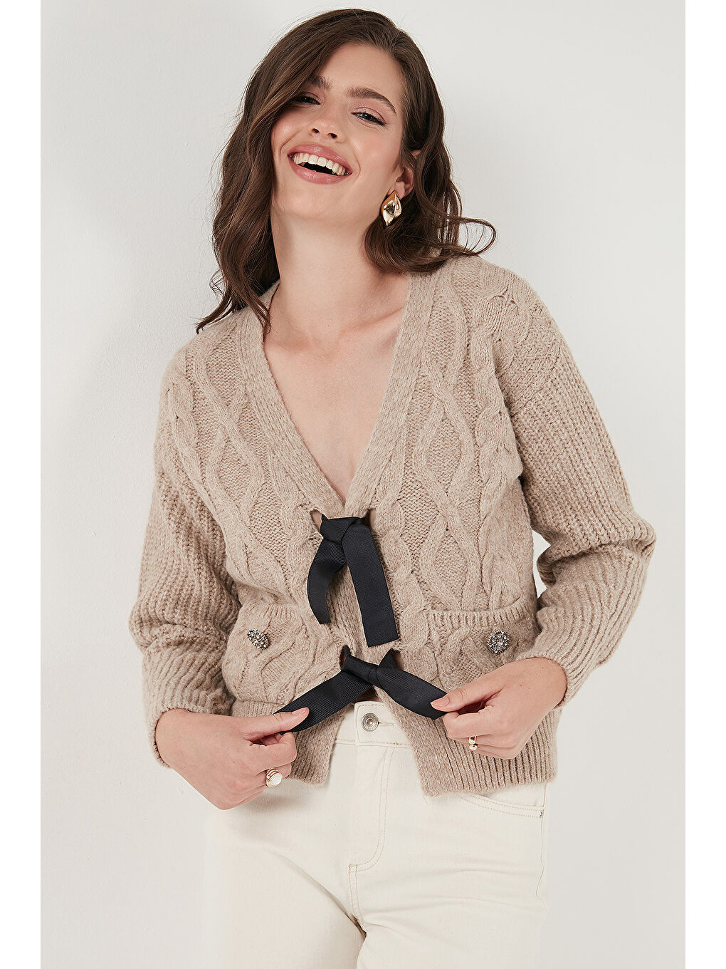 Bej Premium Regular Fit V Yaka Fiyonk Bağlama Detaylı Örgü Desenli Triko Hırka 680KZ1947-4