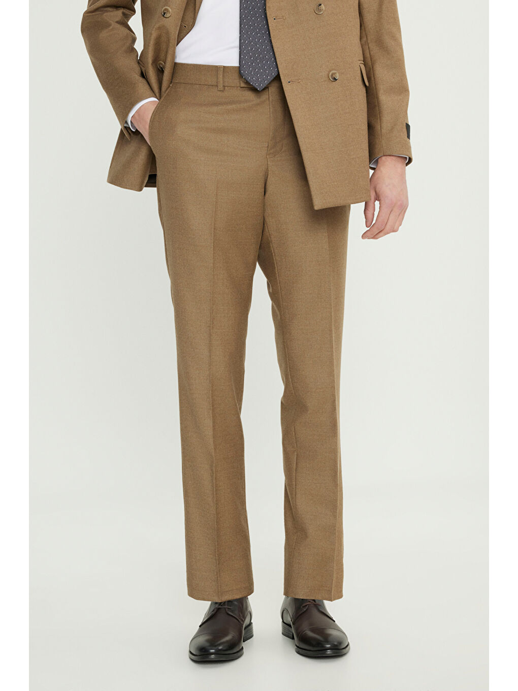 Kahverengi Erkek Camel Yünlü Slim Fit Dar Kesim Kırlangıç Yaka Kapak Cepli Kruvaze Takım Elbise-3