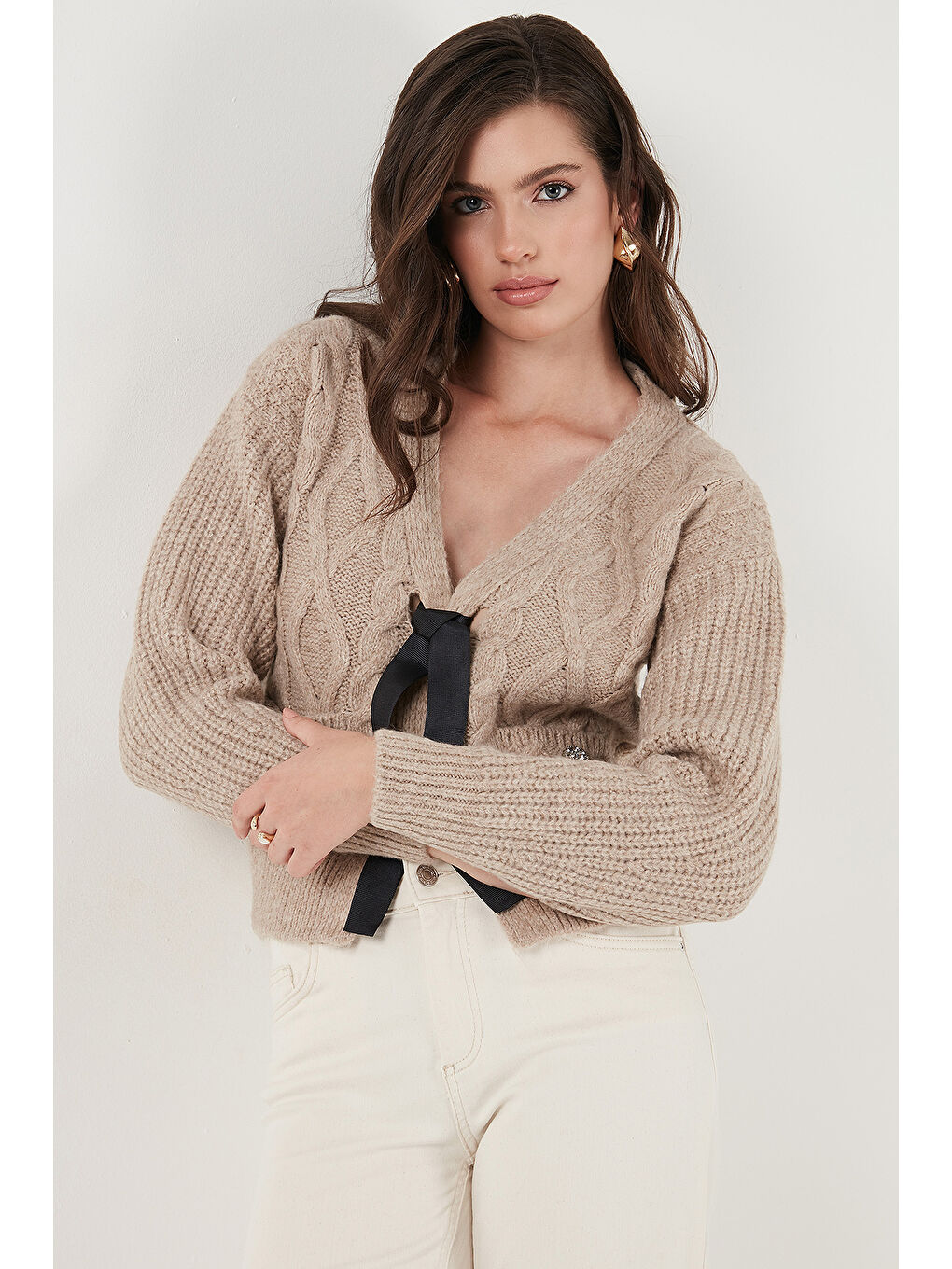 Bej Premium Regular Fit V Yaka Fiyonk Bağlama Detaylı Örgü Desenli Triko Hırka 680KZ1947-5