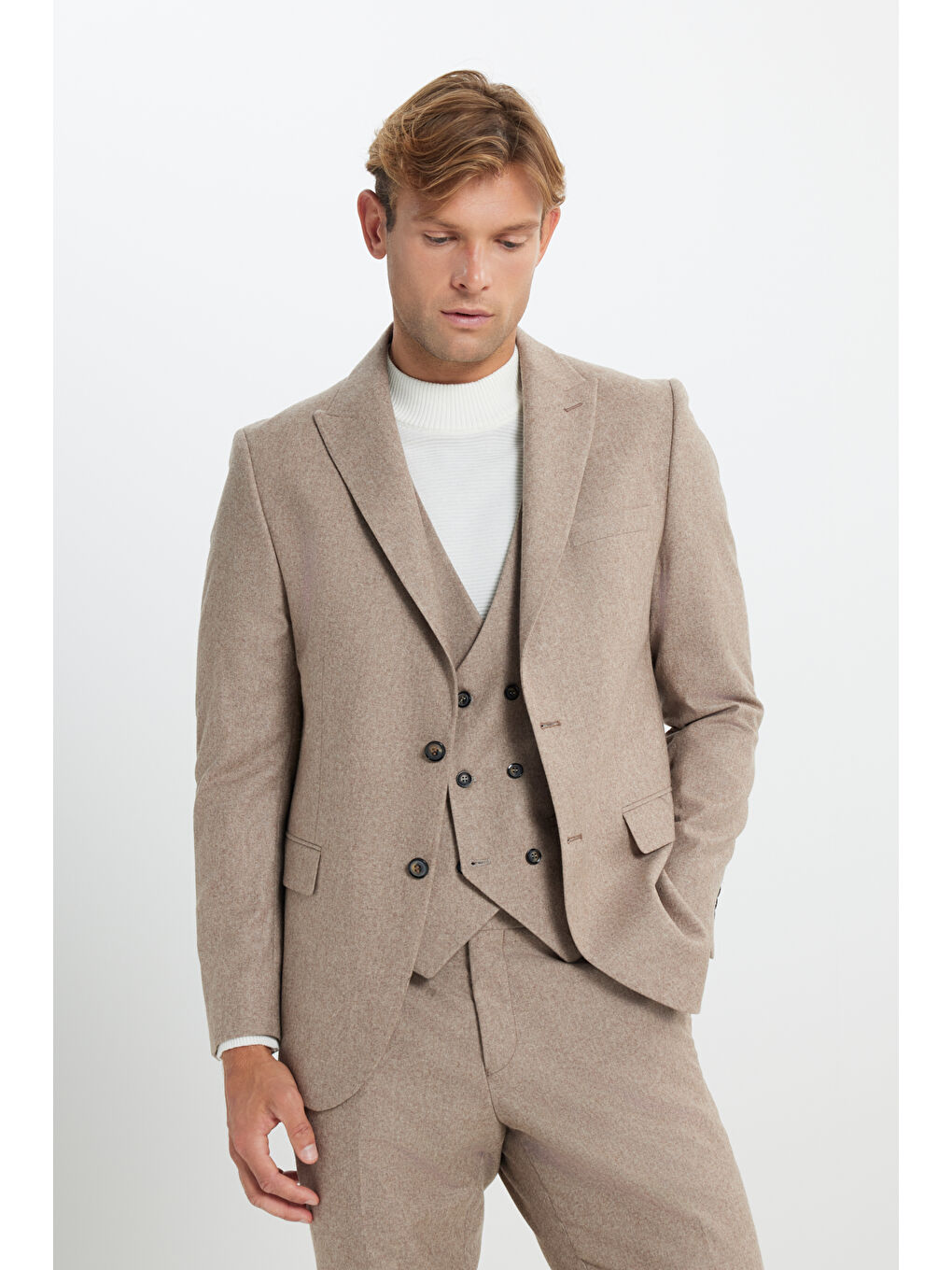 Erkek Bej Yünlü Slim Fit Dar Kesim Kırlangıç Yaka Yelekli Takım Elbise