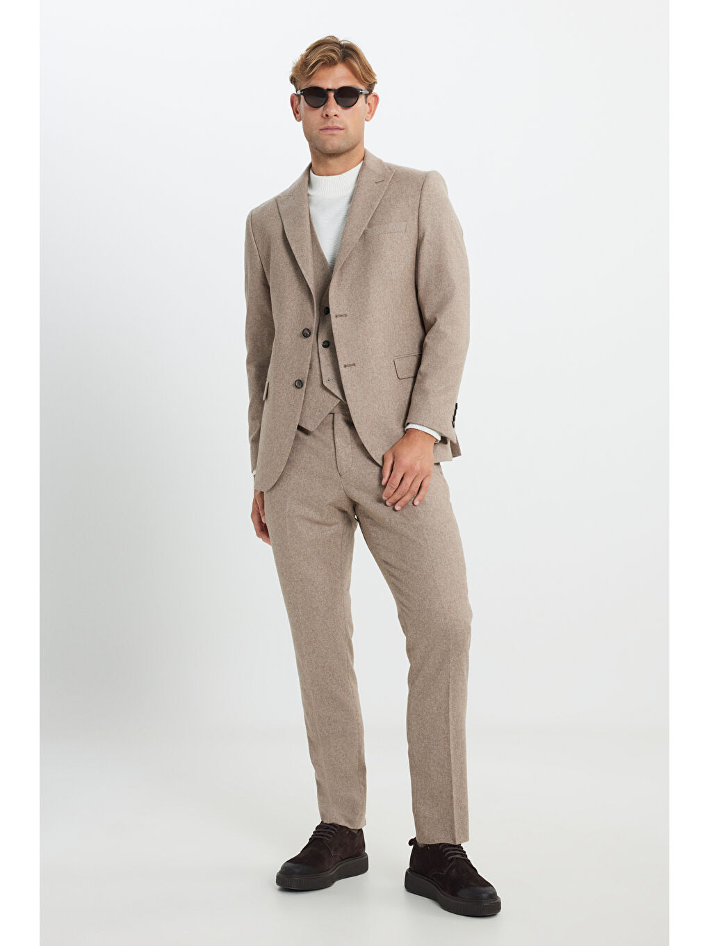 Erkek Bej Yünlü Slim Fit Dar Kesim Kırlangıç Yaka Yelekli Takım Elbise-1