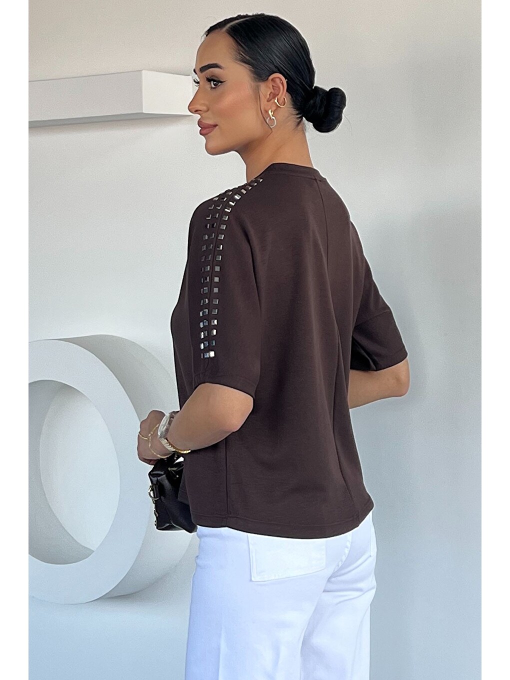 Kahverengi Kadın Omuzlar Metal Taşlı Oversize Bluz-3