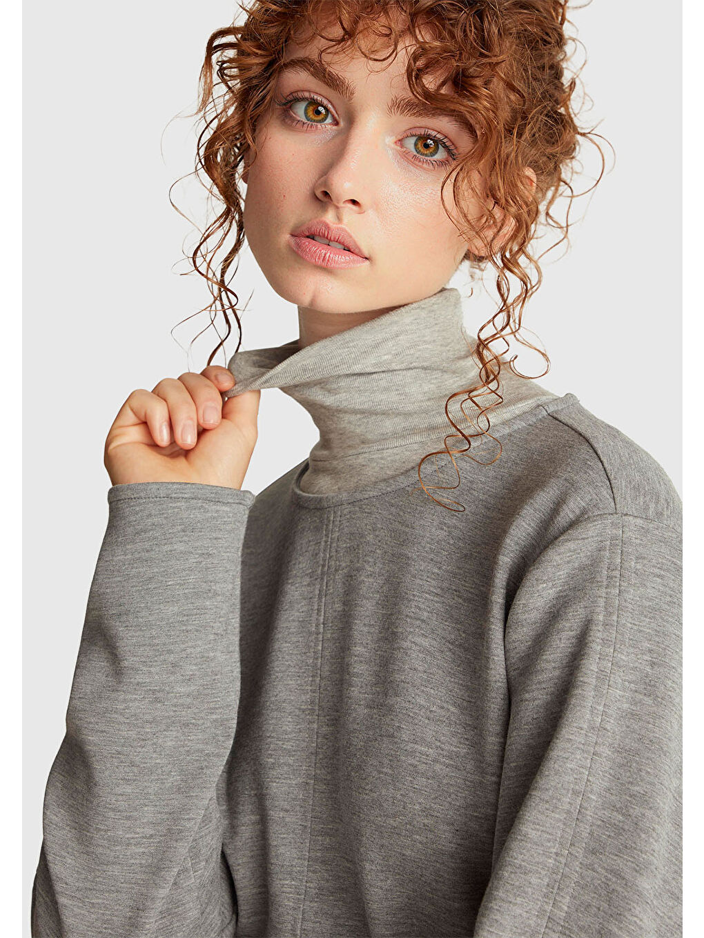Kadın Açık Gri Modal Karışımlı Etiket Detaylı Bisiklet Yaka Sweatshirt-4