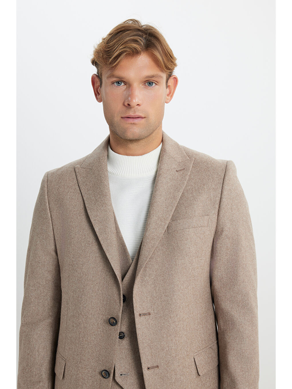 Erkek Bej Yünlü Slim Fit Dar Kesim Kırlangıç Yaka Yelekli Takım Elbise-2