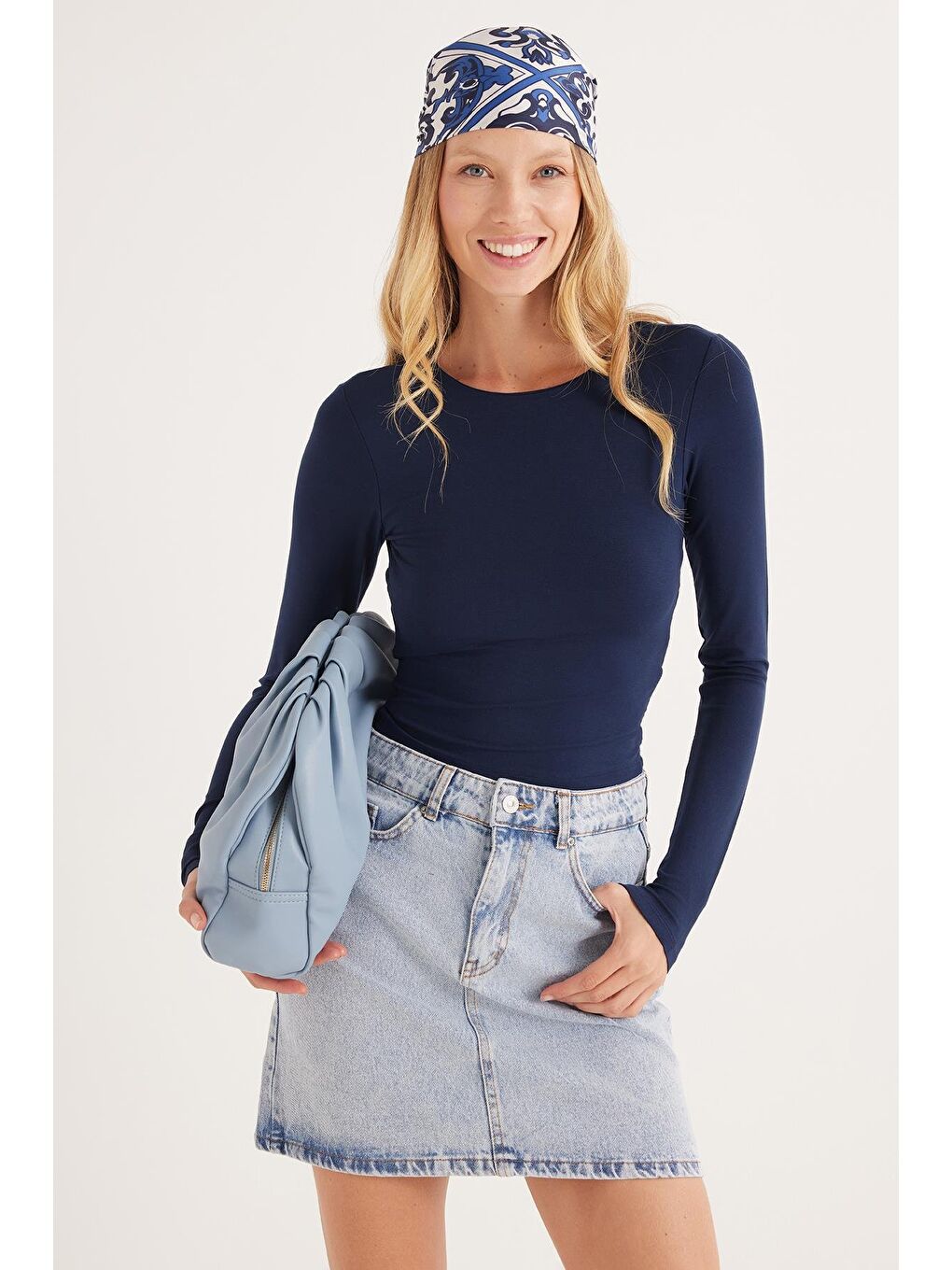 Kadın Slim Fit Dar Kesim Uzun Kollu Bisiklet Yaka Sırt Detaylı Lacivert Viskon Bluz