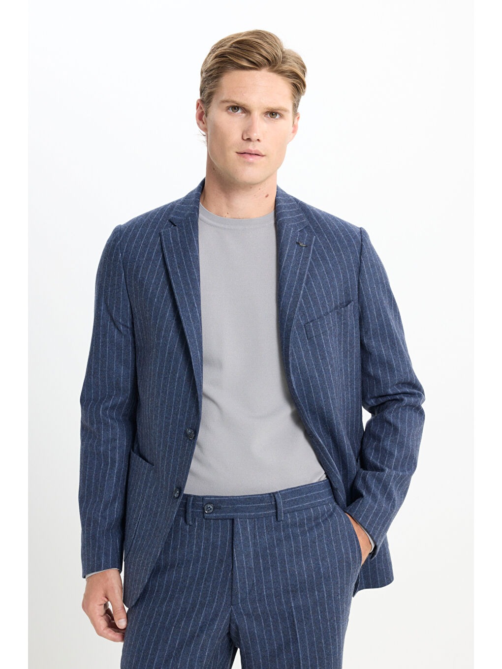 Erkek Mavi Yünlü Sıcak Tutan Slim Fit Dar Kesim Kırlangıç Yaka Kapak Cepli Çizgili Takım Elbise-1