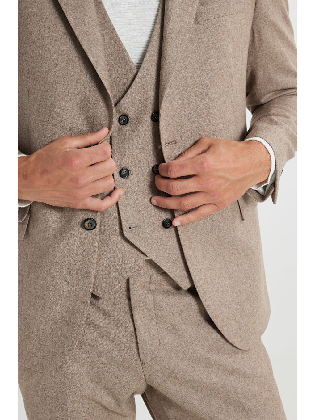 Erkek Bej Yünlü Slim Fit Dar Kesim Kırlangıç Yaka Yelekli Takım Elbise-3
