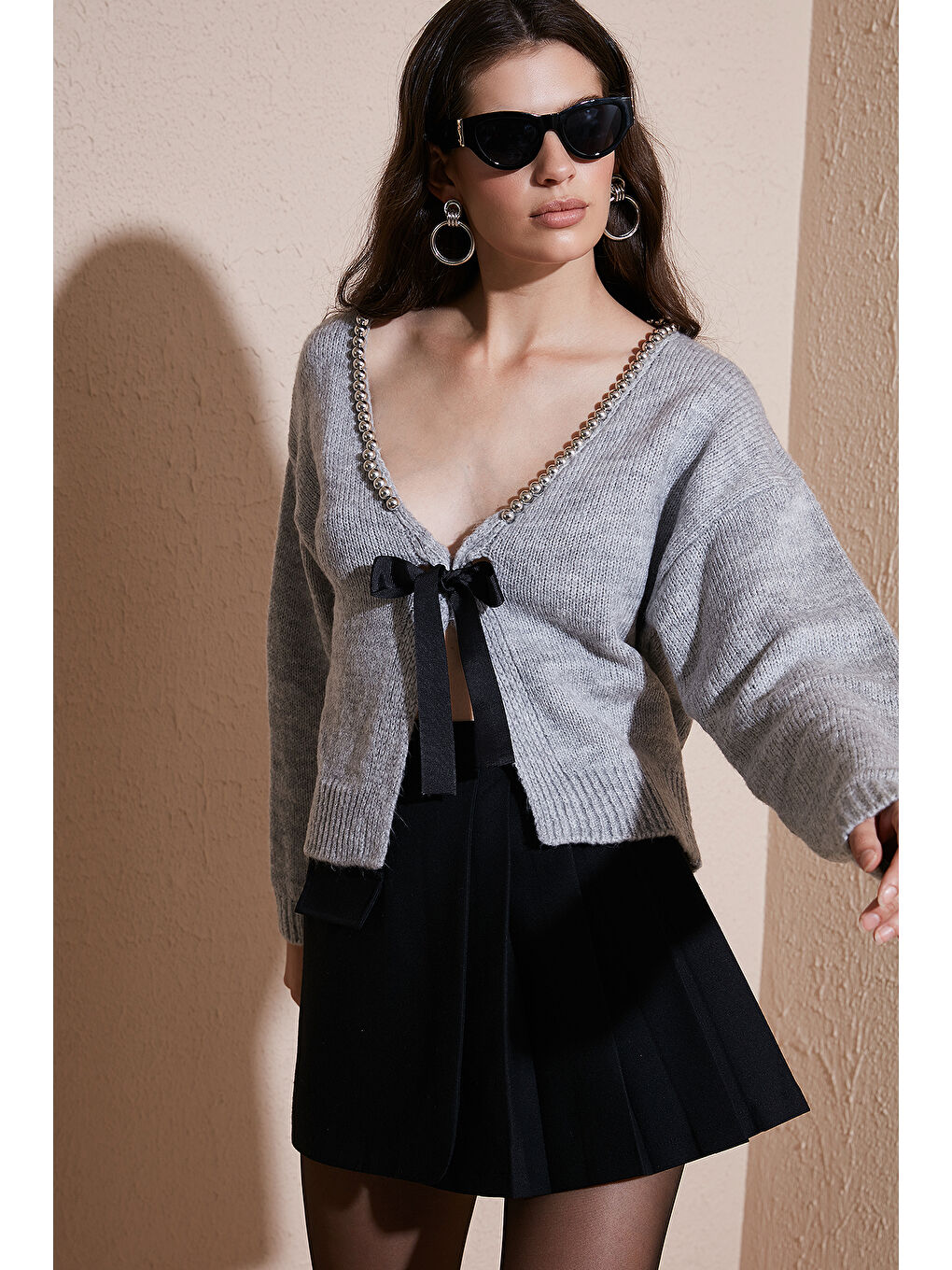 Gri Premium Boncuk ve Fiyonk Detaylı Regular Fit V Yaka Triko Hırka 680HI00180-1