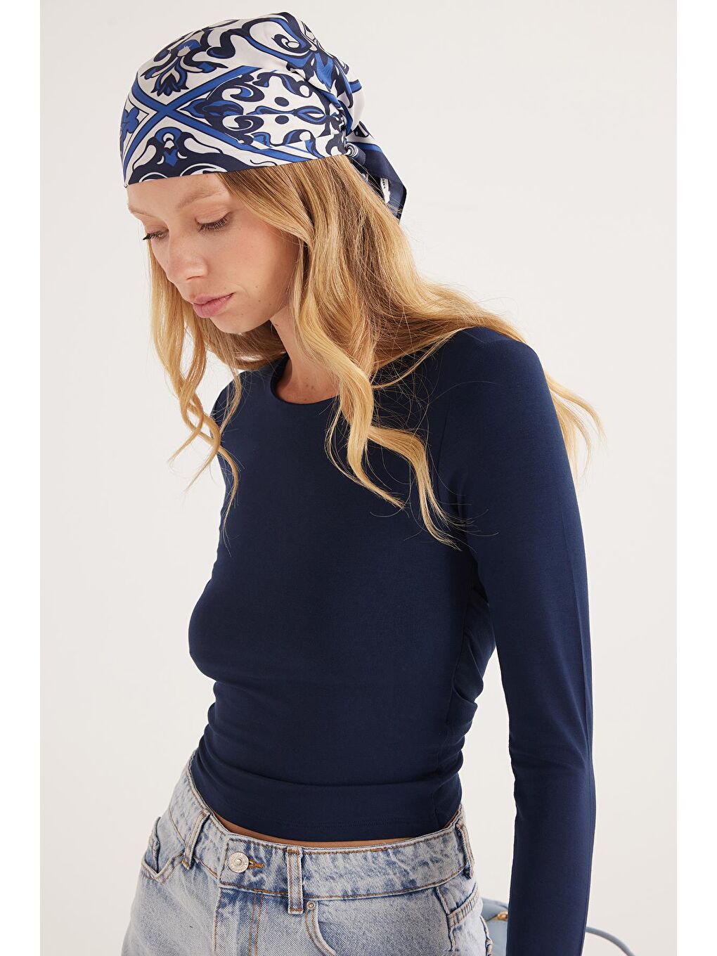 Kadın Slim Fit Dar Kesim Uzun Kollu Bisiklet Yaka Sırt Detaylı Lacivert Viskon Bluz-1