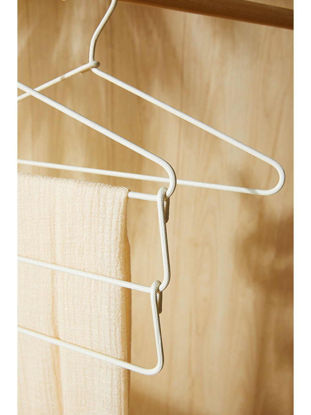 3 Katlı Ekru Renk Kumaş Kaplı Metal Giysi Askısı 42 x 41 x 0.5 cm-1
