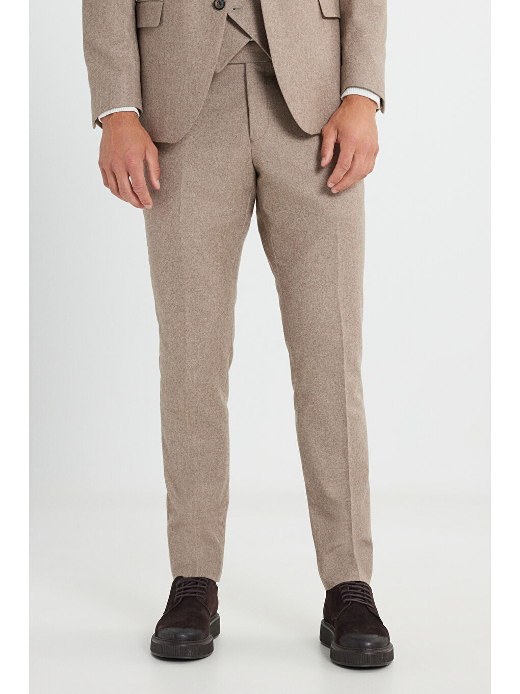 Erkek Bej Yünlü Slim Fit Dar Kesim Kırlangıç Yaka Yelekli Takım Elbise-4