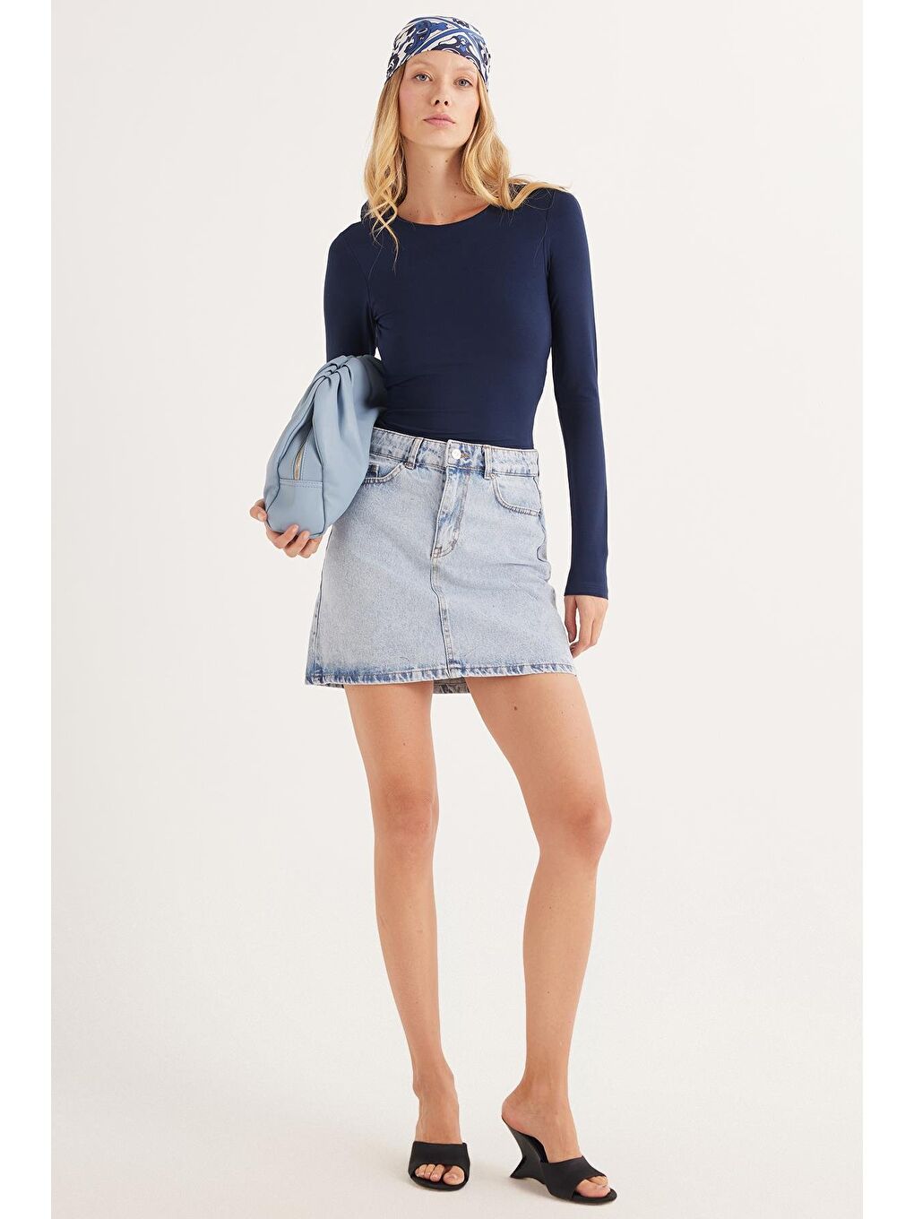 Kadın Slim Fit Dar Kesim Uzun Kollu Bisiklet Yaka Sırt Detaylı Lacivert Viskon Bluz-3