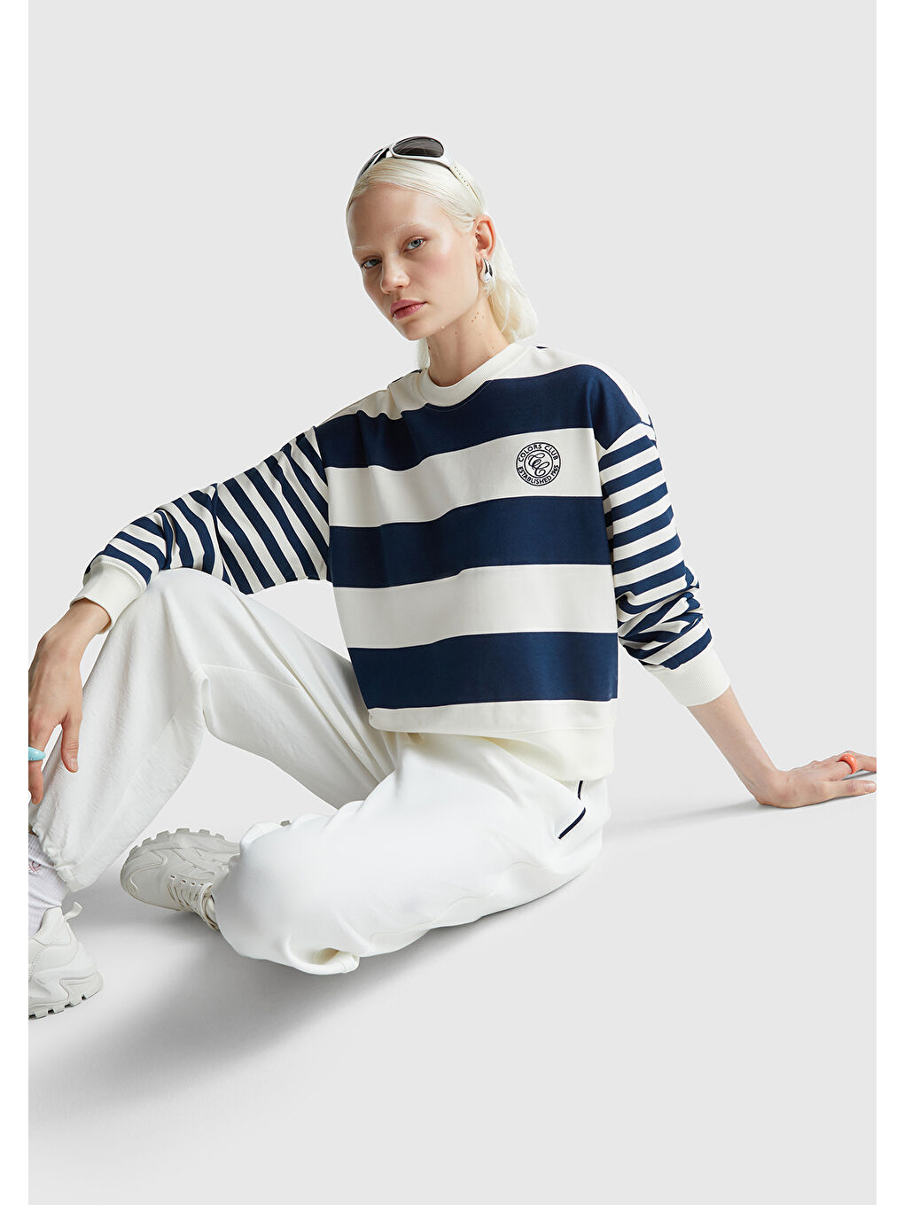 Kadın Lacivert Çizgili Pamuk Karışımlı Göğsü Logo Baskılı Renk Bloklu Sweatshirt-4