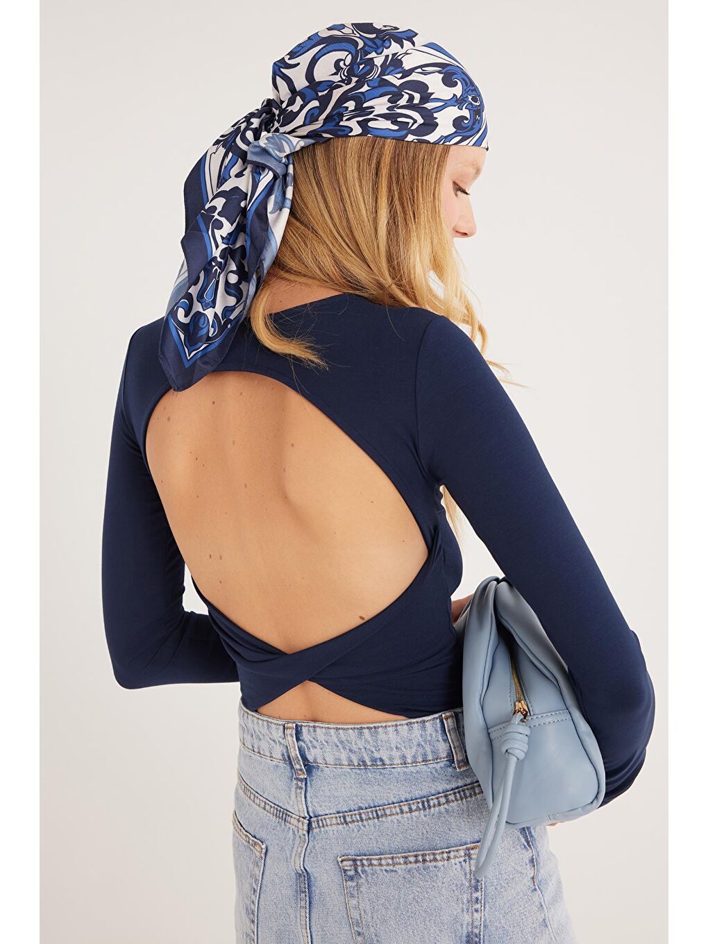 Kadın Slim Fit Dar Kesim Uzun Kollu Bisiklet Yaka Sırt Detaylı Lacivert Viskon Bluz-4