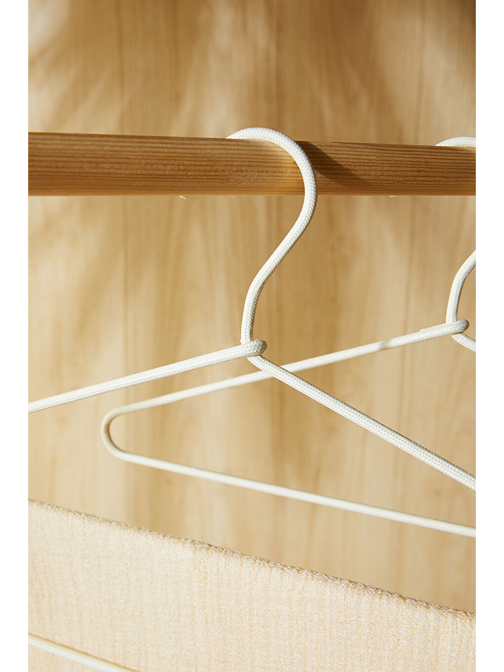 3 Katlı Ekru Renk Kumaş Kaplı Metal Giysi Askısı 42 x 41 x 0.5 cm-2