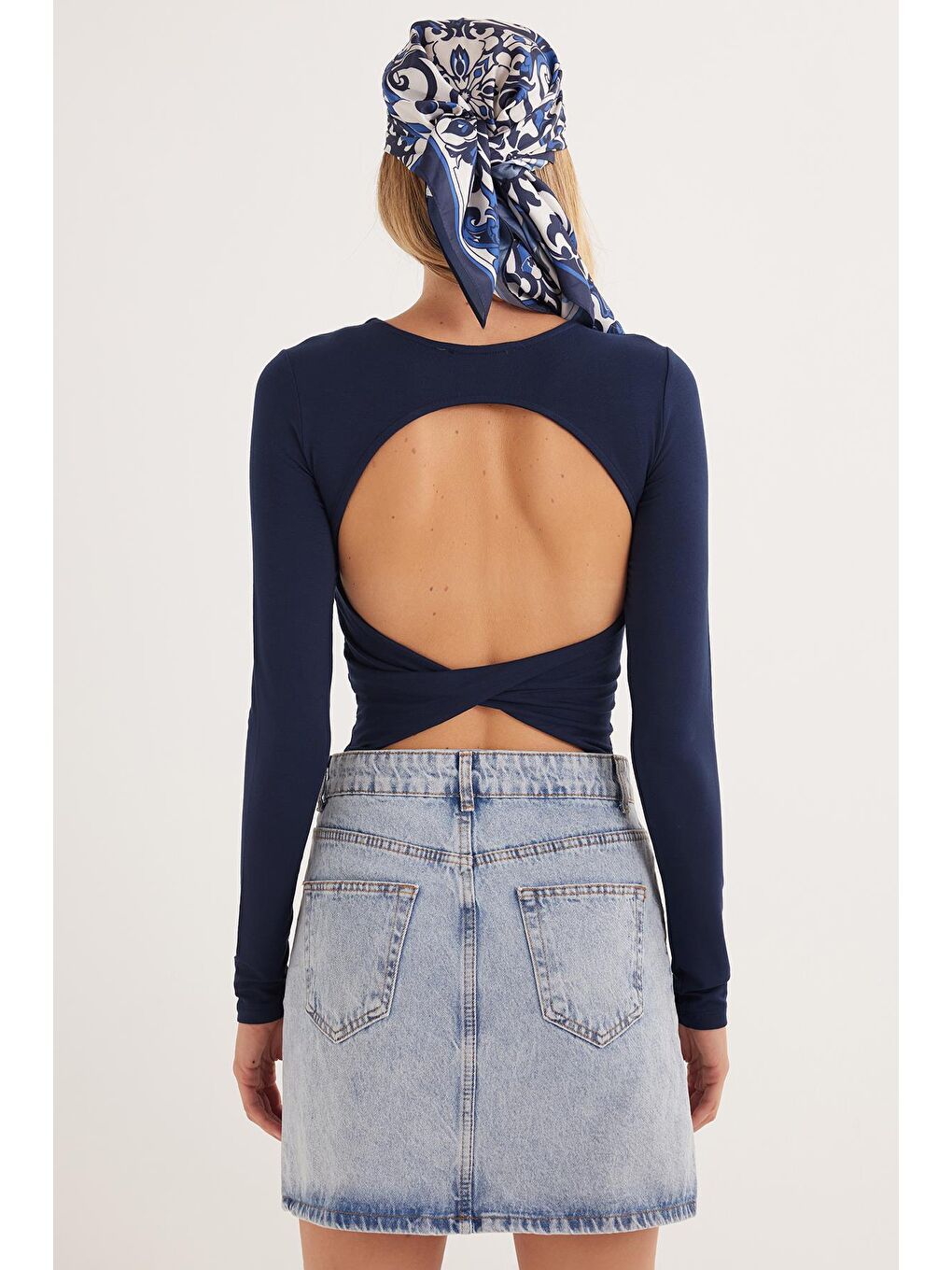 Kadın Slim Fit Dar Kesim Uzun Kollu Bisiklet Yaka Sırt Detaylı Lacivert Viskon Bluz-6