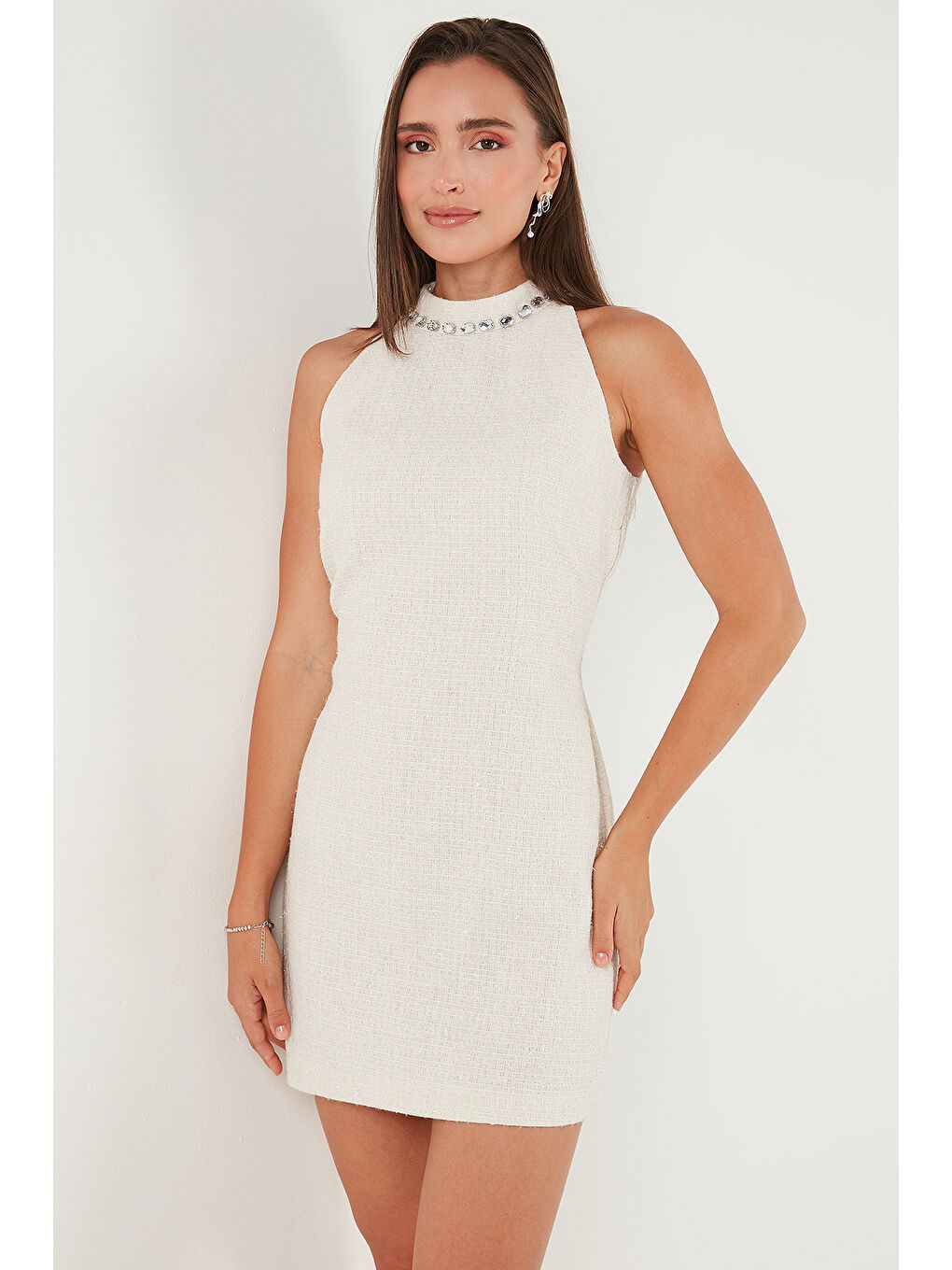 Ekru Pamuk Karışımlı Fitted Fit Halter Yaka Taş Detaylı Mini Boy Elbise 6525632-3