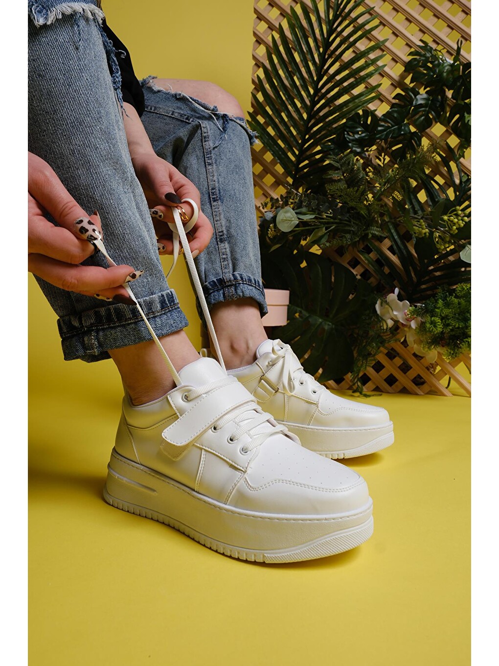 Beyaz Fallon Bantlı Bağcıklı Kalın Taban Air Kadın Sneaker-1