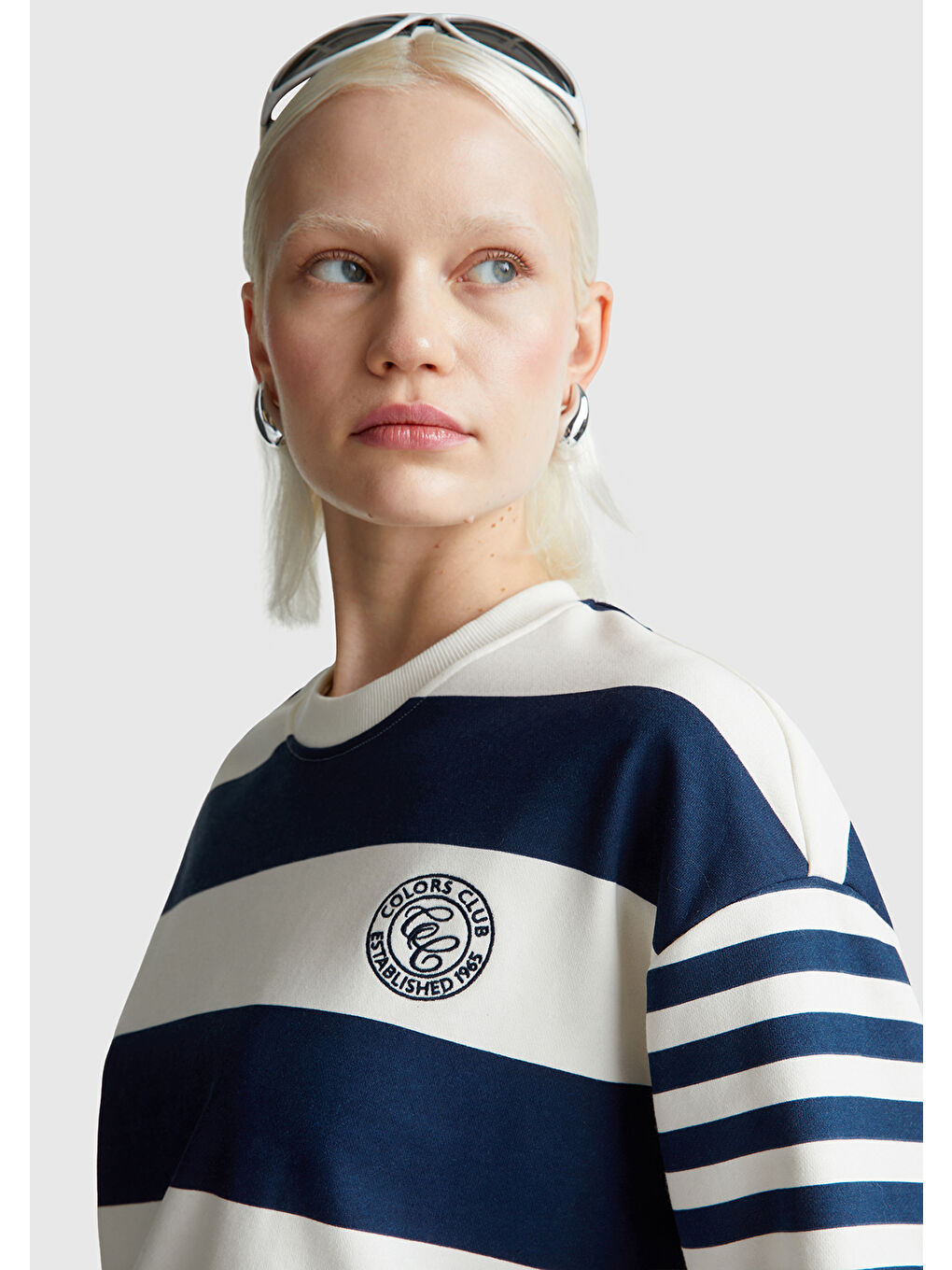 Kadın Lacivert Çizgili Pamuk Karışımlı Göğsü Logo Baskılı Renk Bloklu Sweatshirt-5