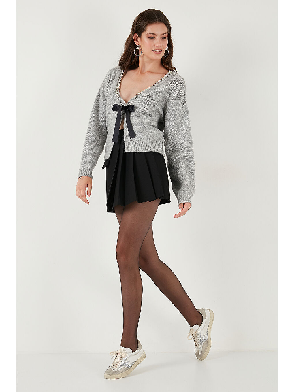 Gri Premium Boncuk ve Fiyonk Detaylı Regular Fit V Yaka Triko Hırka 680HI00180-2