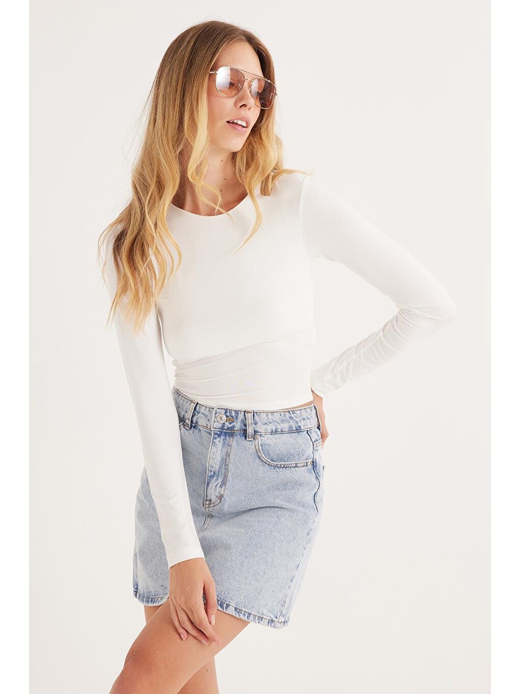 Kadın Slim Fit Dar Kesim Uzun Kollu Bisiklet Yaka Sırt Detaylı Ekru Viskon Bluz