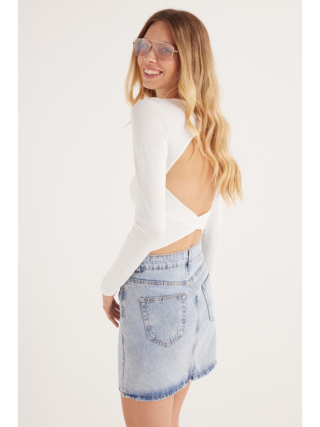 Kadın Slim Fit Dar Kesim Uzun Kollu Bisiklet Yaka Sırt Detaylı Ekru Viskon Bluz-1