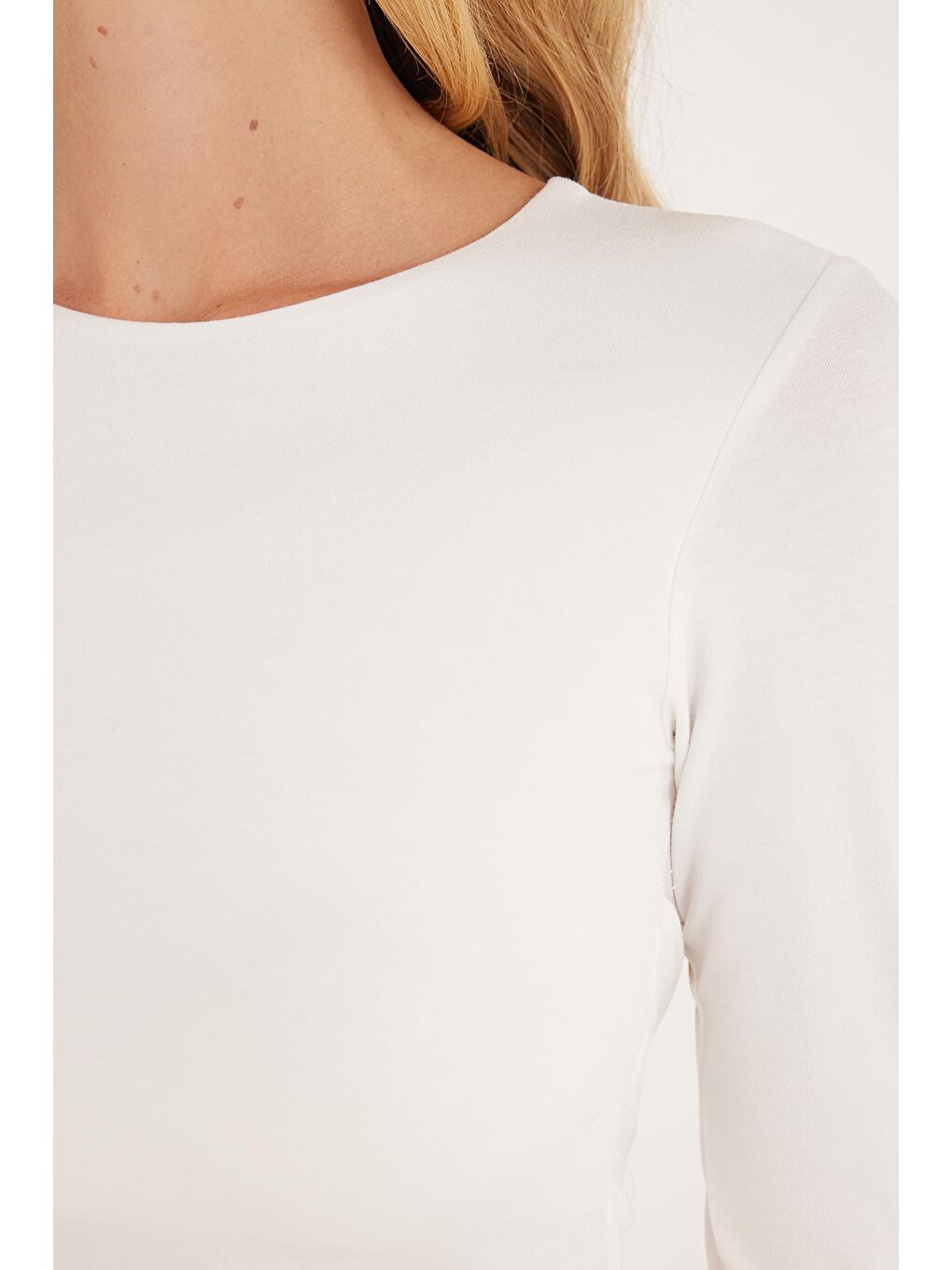 Kadın Slim Fit Dar Kesim Uzun Kollu Bisiklet Yaka Sırt Detaylı Ekru Viskon Bluz-2