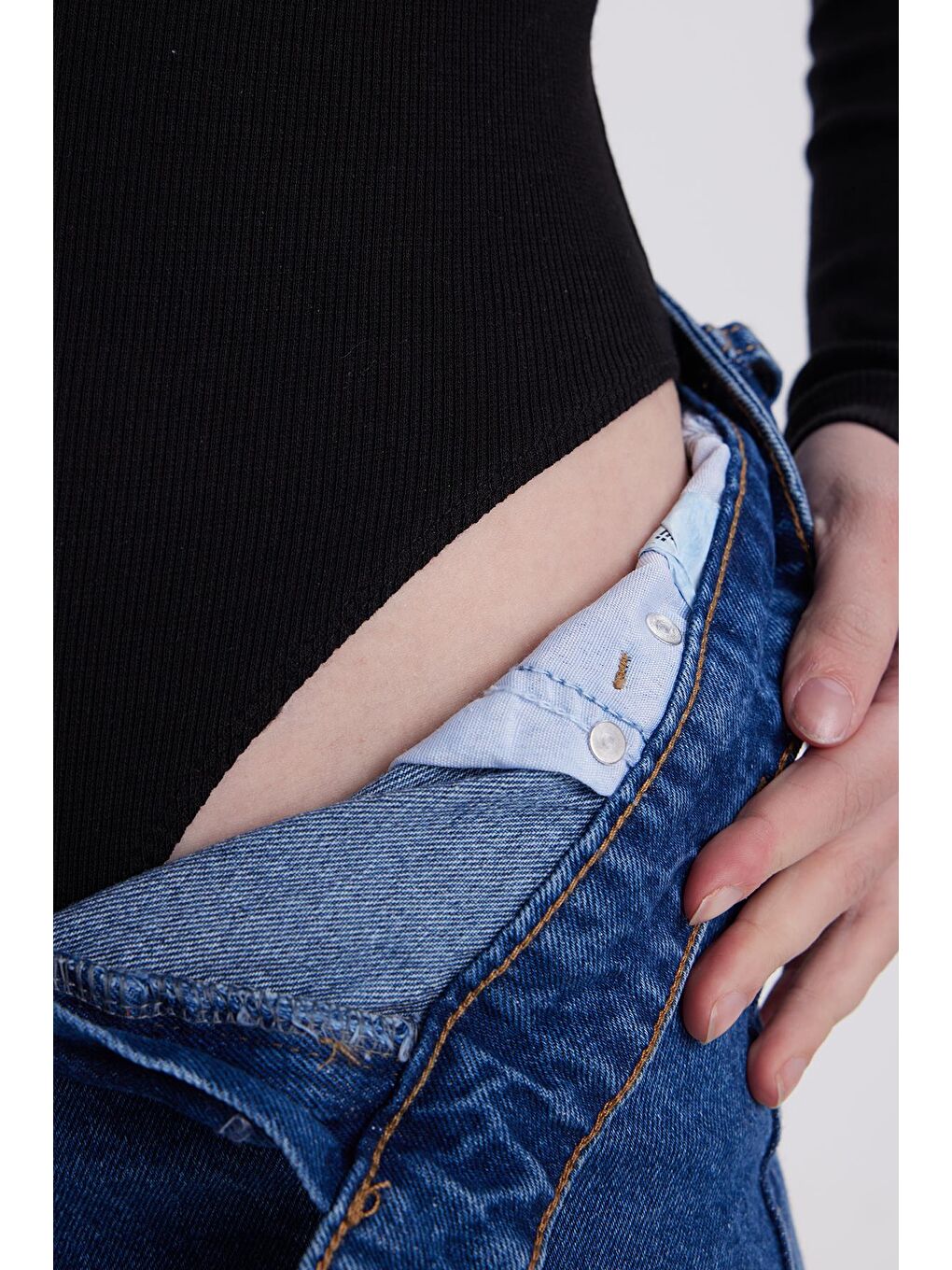 Kadın Slim Fit Dar Kesim Pamuklu V Yaka Siyah Bluz-5