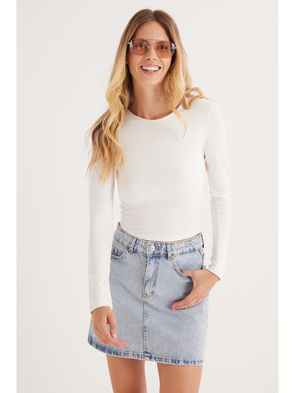 Kadın Slim Fit Dar Kesim Uzun Kollu Bisiklet Yaka Sırt Detaylı Ekru Viskon Bluz-4