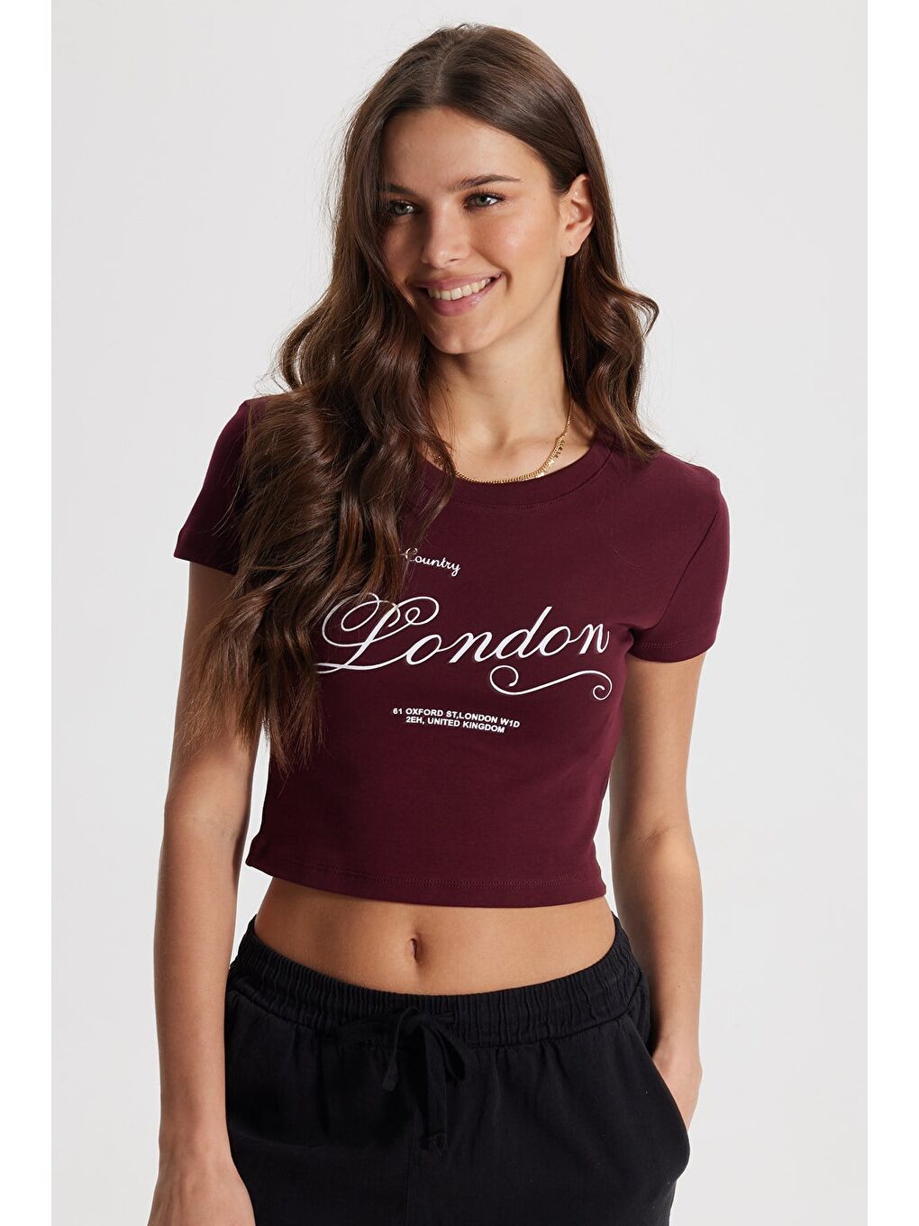 Kadın Slim Fit Dar Kesim %100 Pamuk Bisiklet Yaka Kısa Kollu Baskılı Bordo Crop Tişört