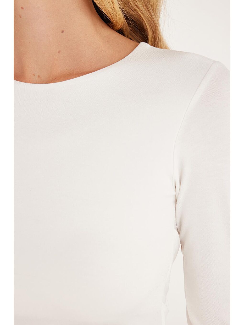 Kadın Slim Fit Dar Kesim Uzun Kollu Bisiklet Yaka Sırt Detaylı Ekru Viskon Bluz-5