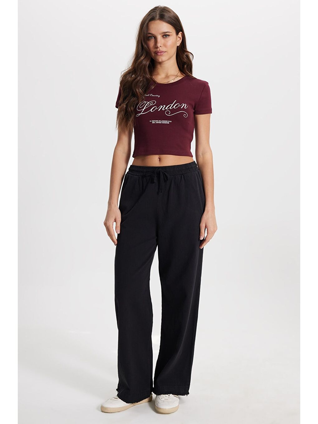 Kadın Slim Fit Dar Kesim %100 Pamuk Bisiklet Yaka Kısa Kollu Baskılı Bordo Crop Tişört-1