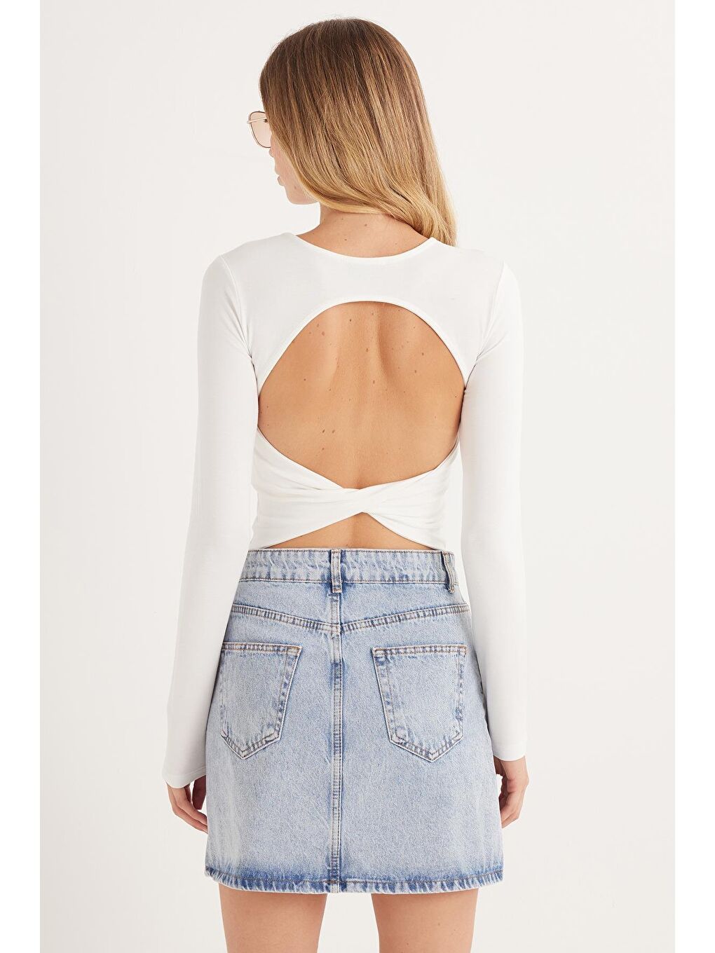 Kadın Slim Fit Dar Kesim Uzun Kollu Bisiklet Yaka Sırt Detaylı Ekru Viskon Bluz-6