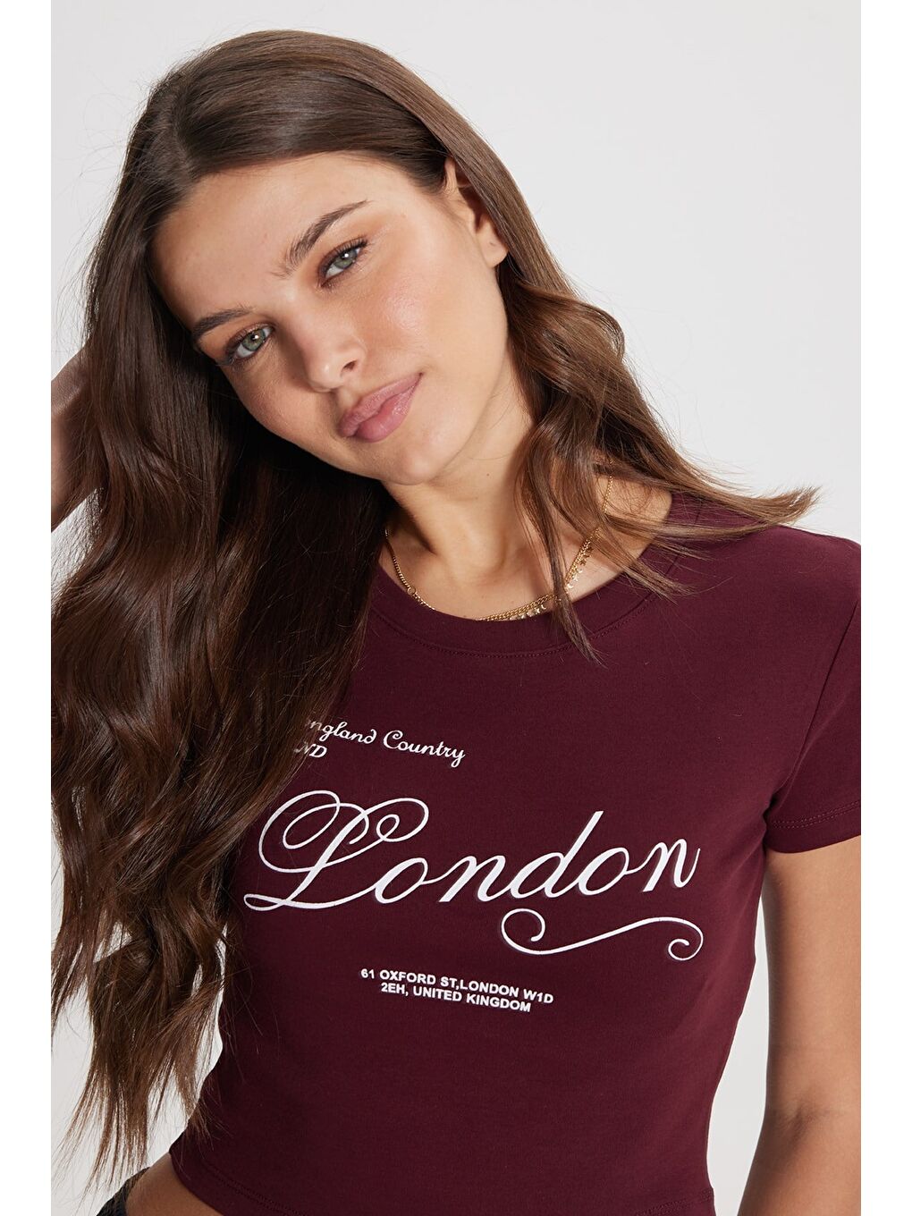 Kadın Slim Fit Dar Kesim %100 Pamuk Bisiklet Yaka Kısa Kollu Baskılı Bordo Crop Tişört-2