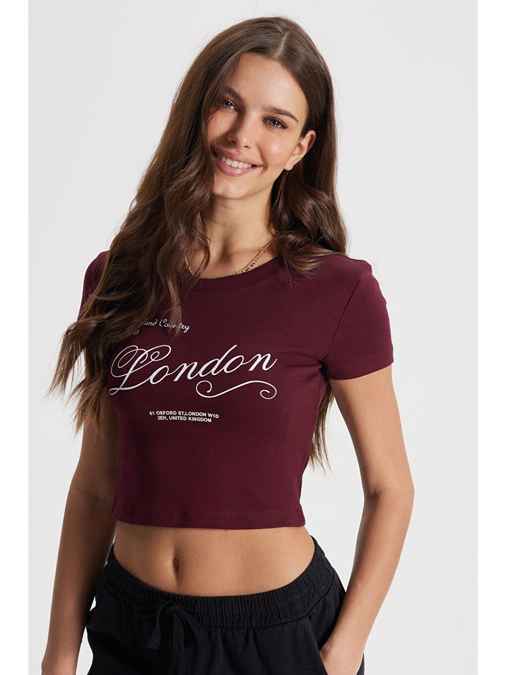 Kadın Slim Fit Dar Kesim %100 Pamuk Bisiklet Yaka Kısa Kollu Baskılı Bordo Crop Tişört-3