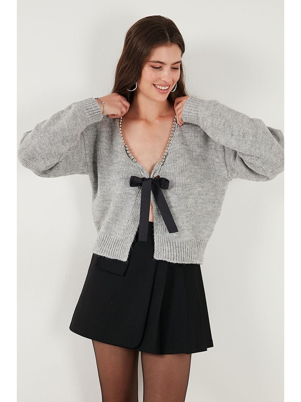 Gri Premium Boncuk ve Fiyonk Detaylı Regular Fit V Yaka Triko Hırka 680HI00180-3