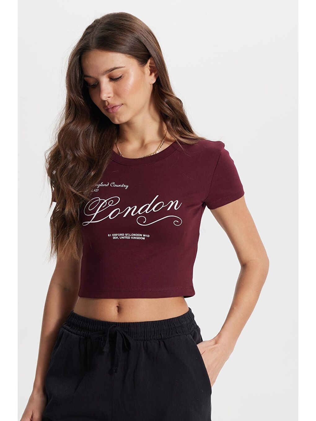 Kadın Slim Fit Dar Kesim %100 Pamuk Bisiklet Yaka Kısa Kollu Baskılı Bordo Crop Tişört-7