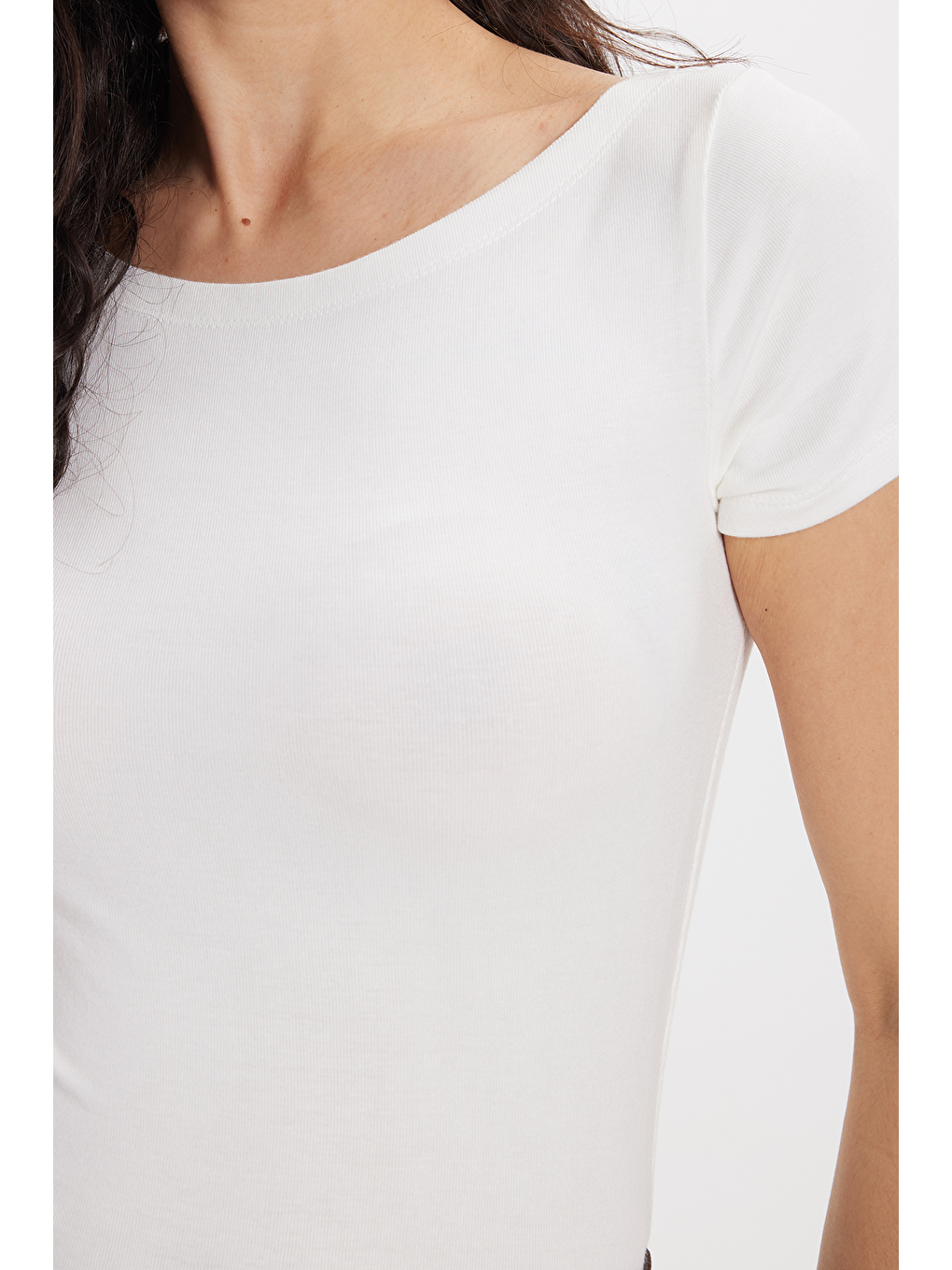 Kadın Slim Fit Dar Kesim Pamuklu Yumuşak Dokulu Kısa Kollu Kayık Yaka Beyaz Tişört-3