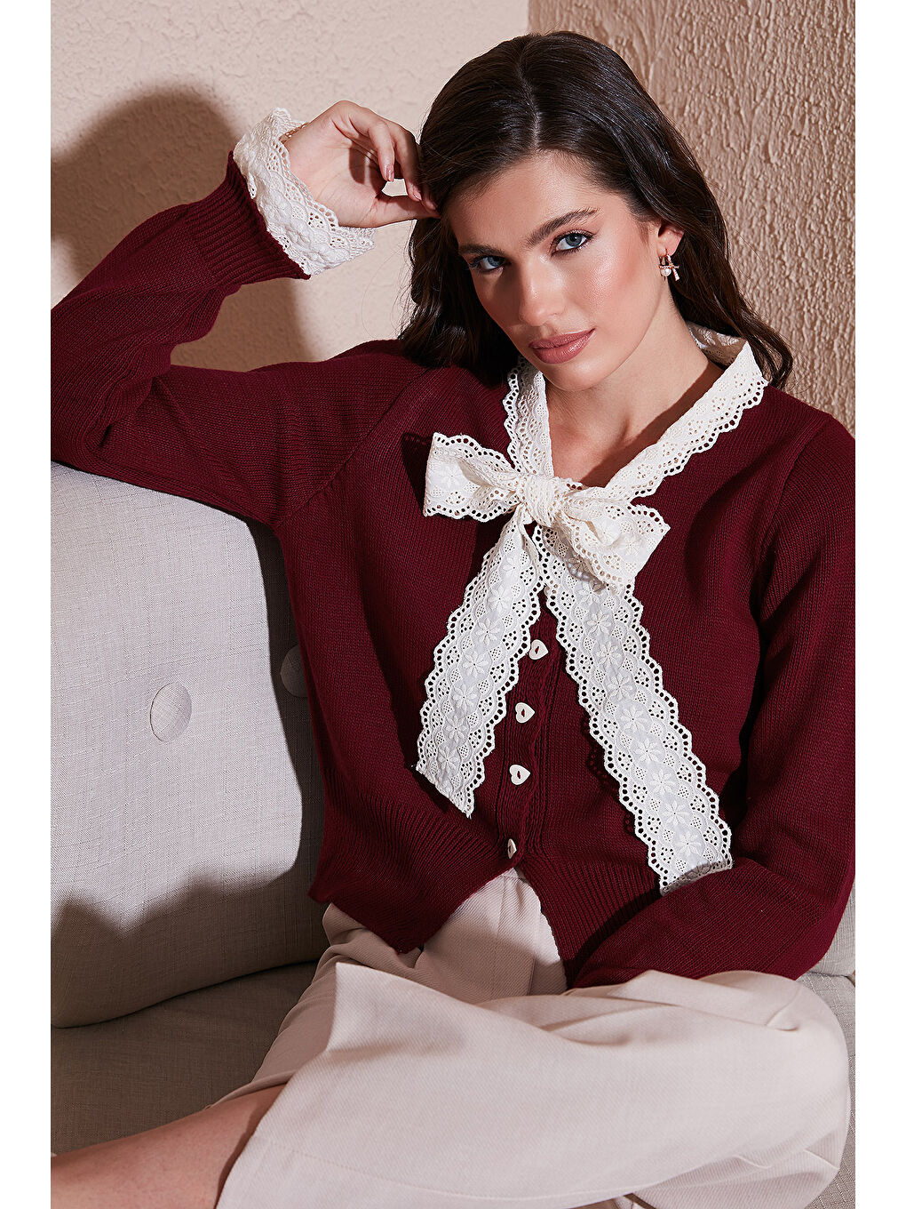 Bordo Premium Dantelli Bağlamalı Yaka Regular Fit Düğmeli Kadın Triko Hırka 680HI00251