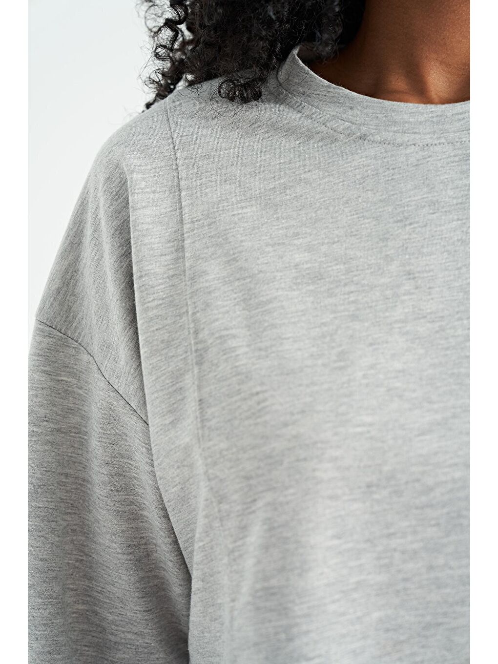 Veryperi Gri Melanj Nakış Detaylı Balon Kol Crop Basic Kadın Sweatshirt - 02118 - 1