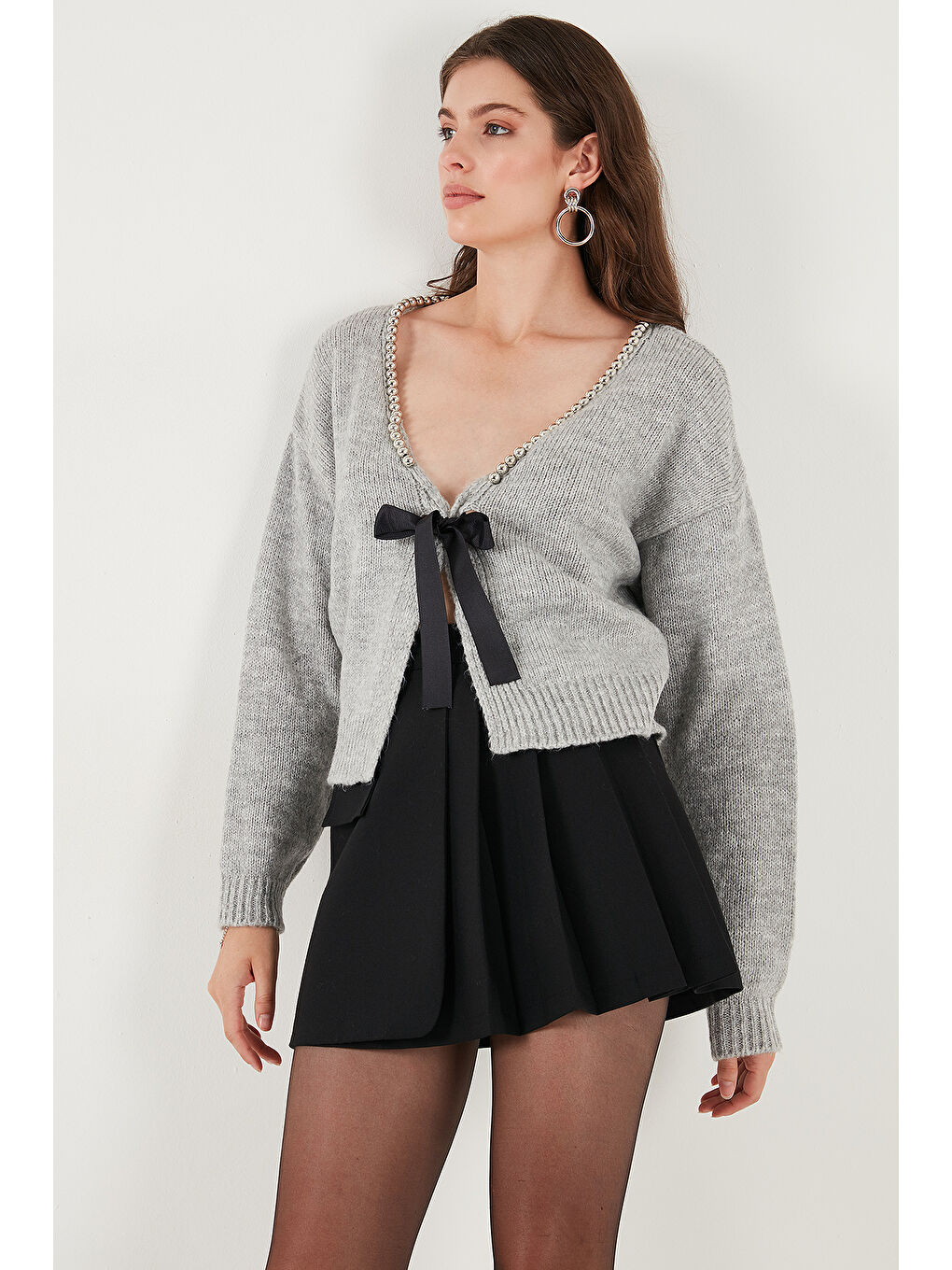 Gri Premium Boncuk ve Fiyonk Detaylı Regular Fit V Yaka Triko Hırka 680HI00180-4