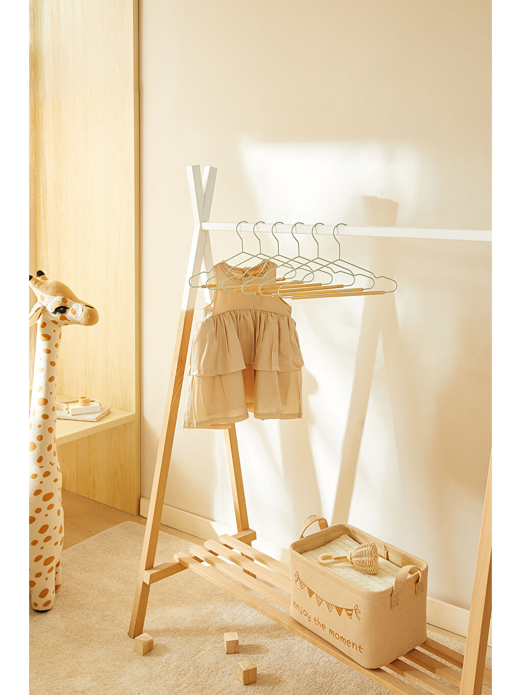 Yeşil 12'li Ahşap Destekli Mat Mint Renk Kauçuk Kaplamalı Metal Çocuk Giysi Askısı 18 x 32 x 0.3 cm-1