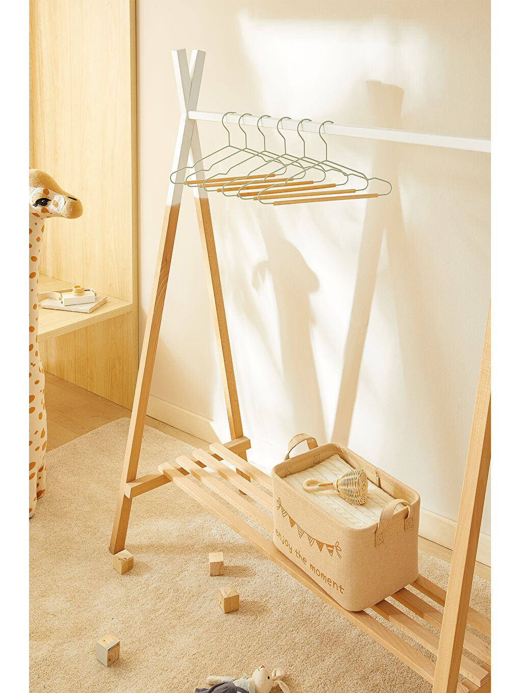 Yeşil 12'li Ahşap Destekli Mat Mint Renk Kauçuk Kaplamalı Metal Çocuk Giysi Askısı 18 x 32 x 0.3 cm-2