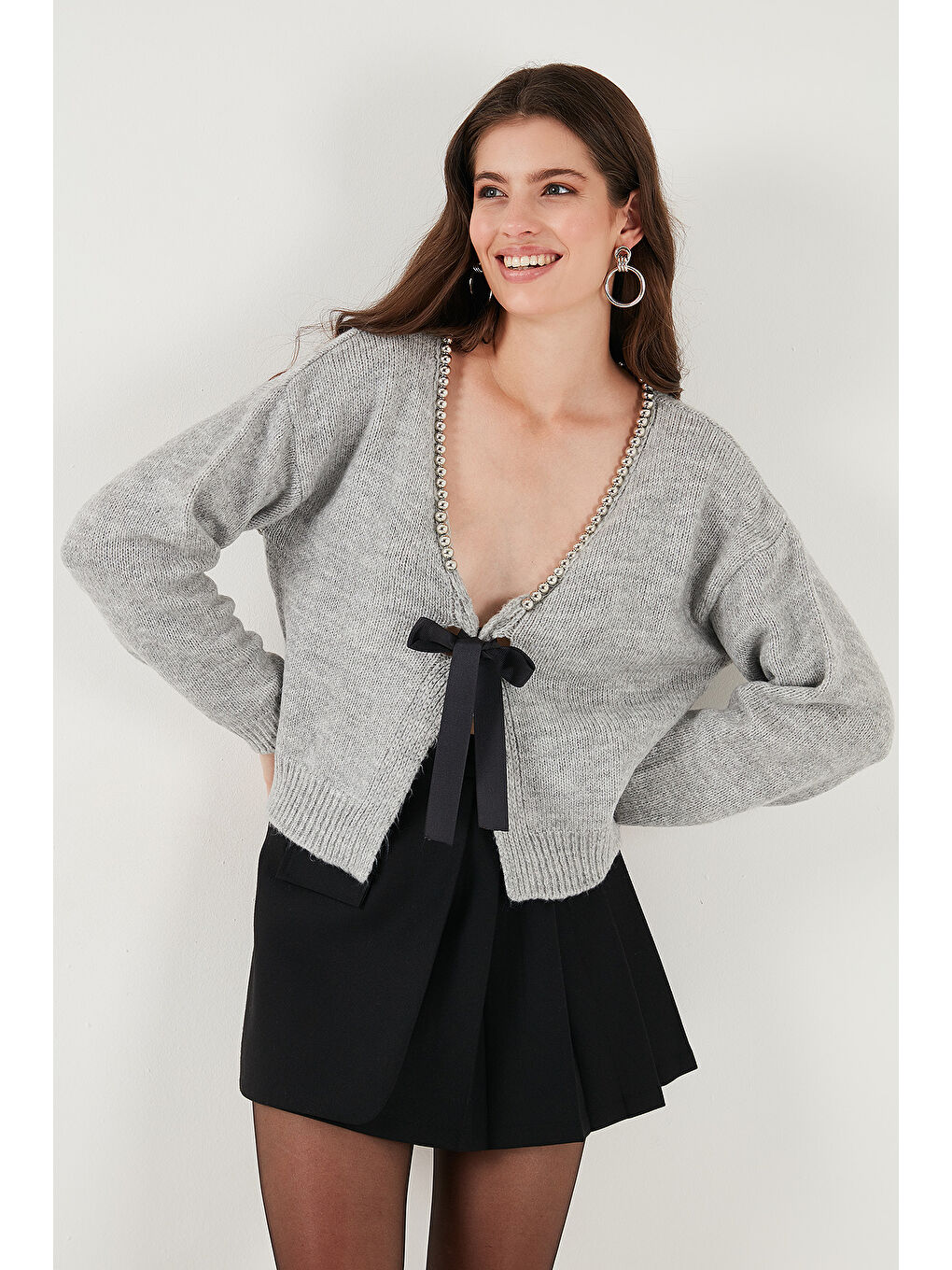 Gri Premium Boncuk ve Fiyonk Detaylı Regular Fit V Yaka Triko Hırka 680HI00180-5