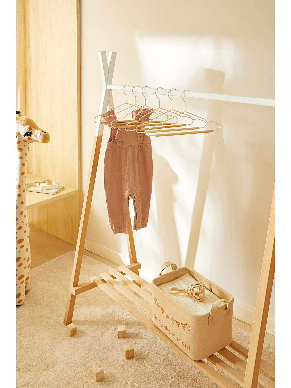 12'li Ahşap Destekli Mat Beyaz Renk Kauçuk Kaplamalı Metal Çocuk Giysi Askısı 18 x 32 x 0.3 cm-1