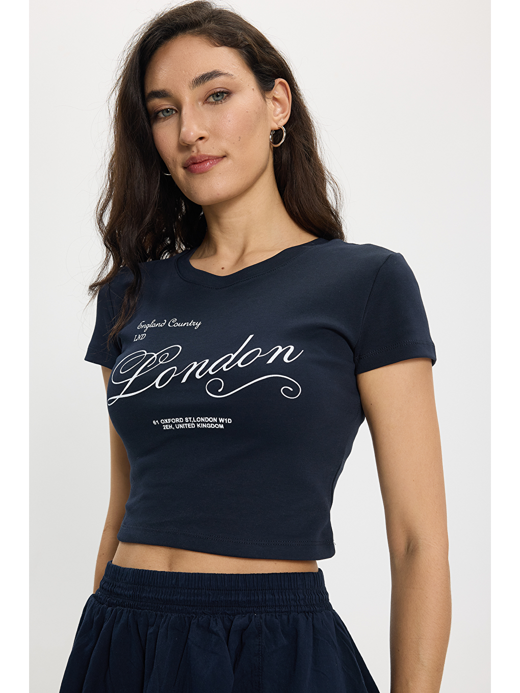 Kadın Slim Fit Dar Kesim %100 Pamuk Bisiklet Yaka Kısa Kollu Baskılı Lacivert Crop Tişört-2