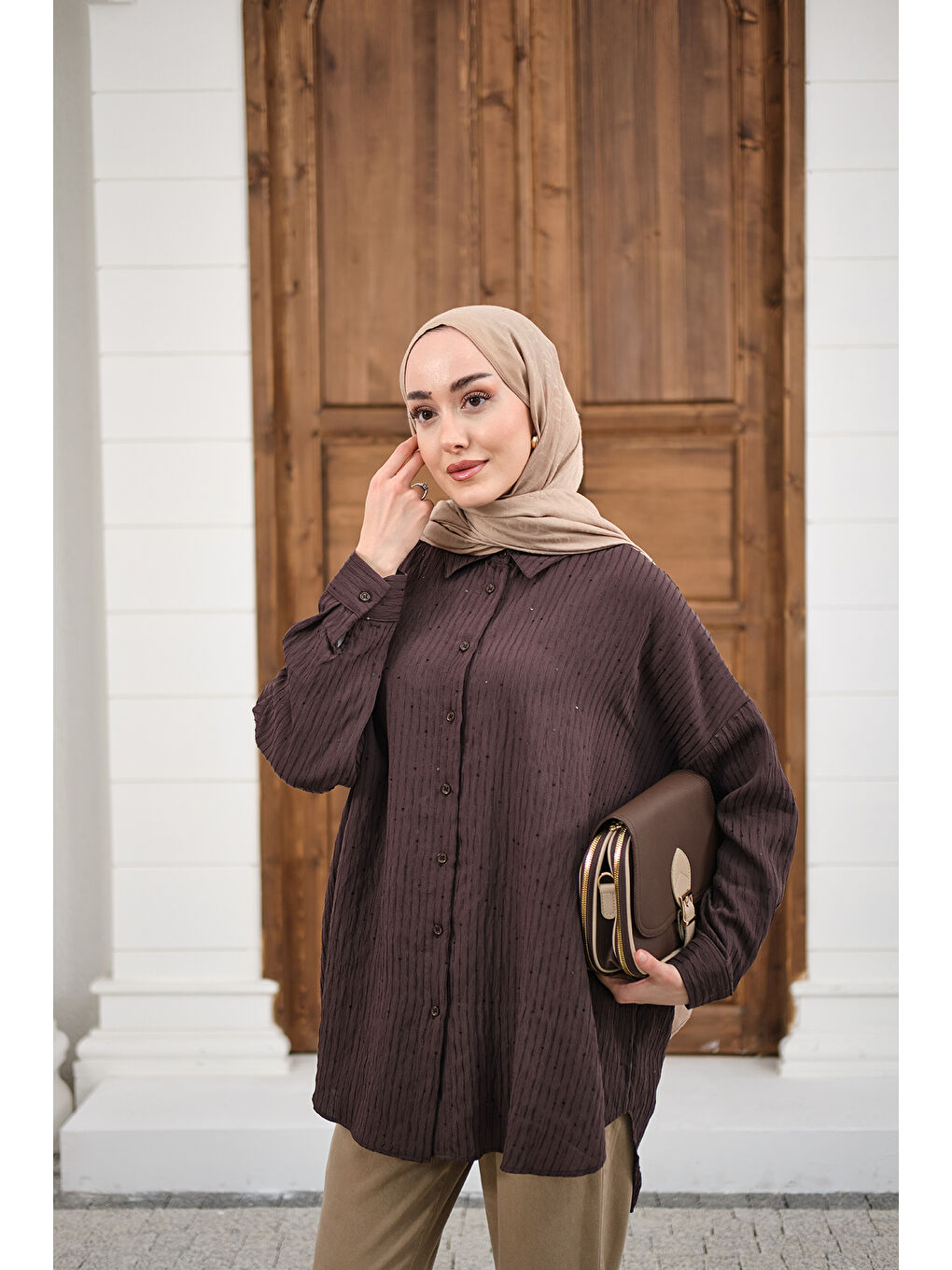 Kadın Pul Detaylı Kendinden Desen Gömlek Kahverengi-1