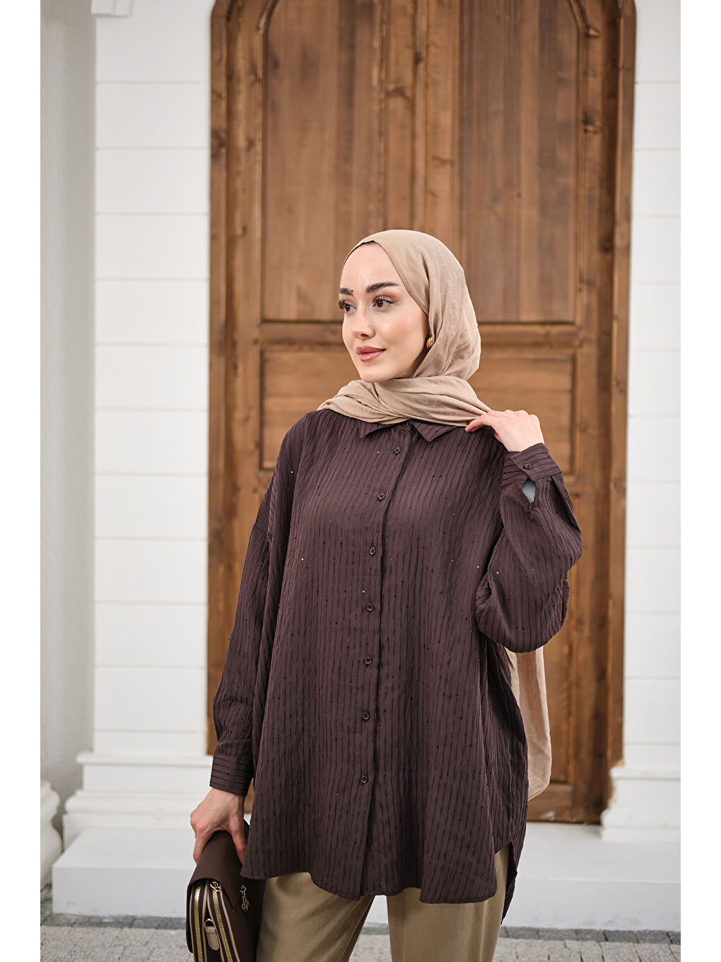 Kadın Pul Detaylı Kendinden Desen Gömlek Kahverengi-2